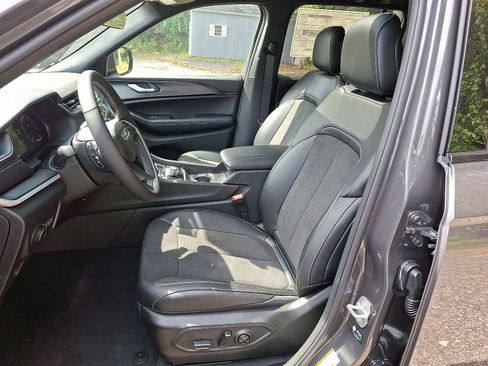 New 2025 Jeep Grand Cherokee Altitude image 7