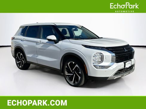 Used 2024 Mitsubishi Outlander SE image 1
