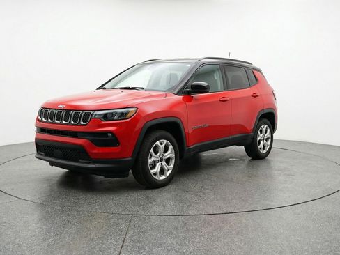 Used 2025 Jeep Compass Latitude image 3