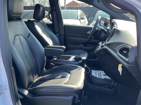 Used 2026 Chrysler Pacifica Select image 23