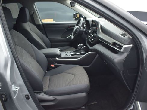 Used 2024 Toyota Highlander LE image 10