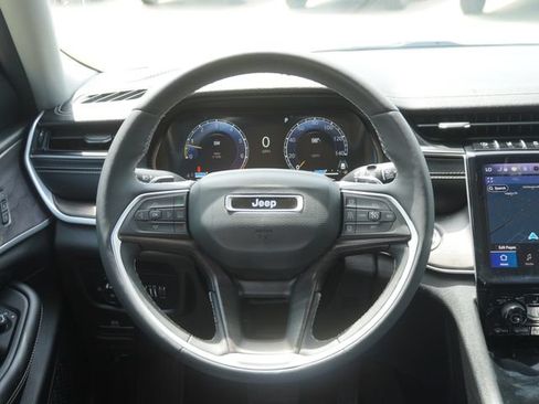 Certified 2024 Jeep Grand Cherokee Limited w/ Black Appearance Package RWD image 15