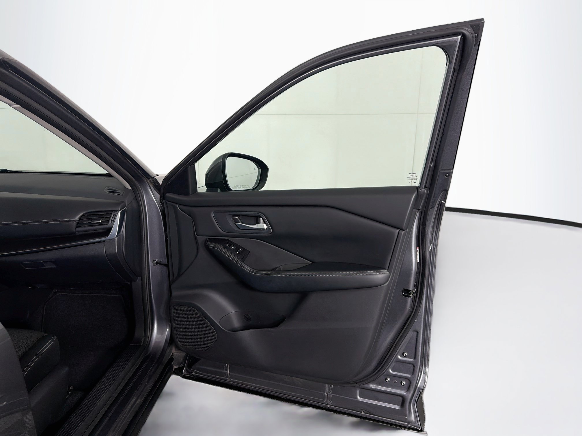 Used 2025 Nissan Rogue SV FWD image 32