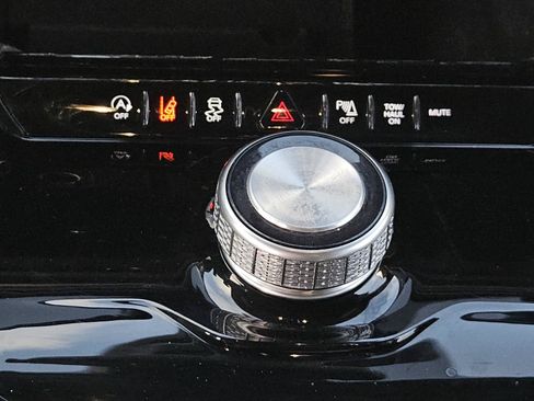 Used 2024 Jeep Wagoneer L Series II RWD image 16