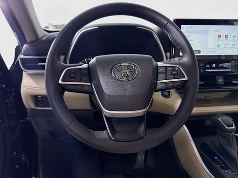 Used 2023 Toyota Highlander XLE AWD/4WD image 12