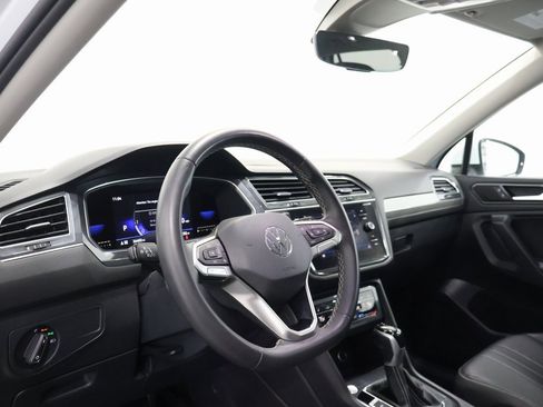 Used 2022 Volkswagen Tiguan SE w/ Panoramic Sunroof Package image 15