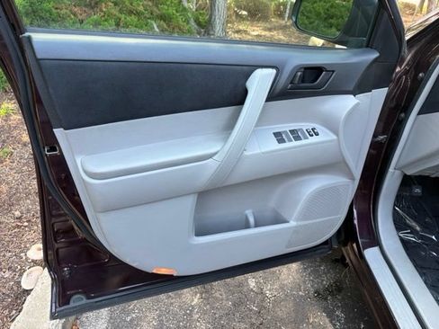 Used 2012 Toyota Highlander 4WD w/ Tow Pkg image 15