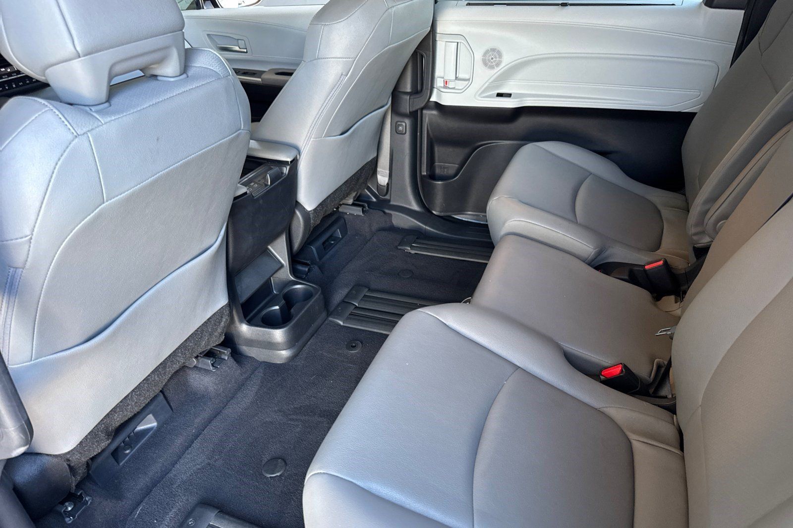Used 2025 Toyota Sienna XLE FWD image 24