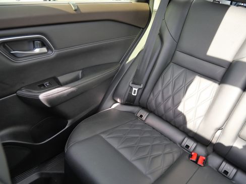 Used 2023 Nissan Rogue Platinum w/ Platinum Premium Package image 12