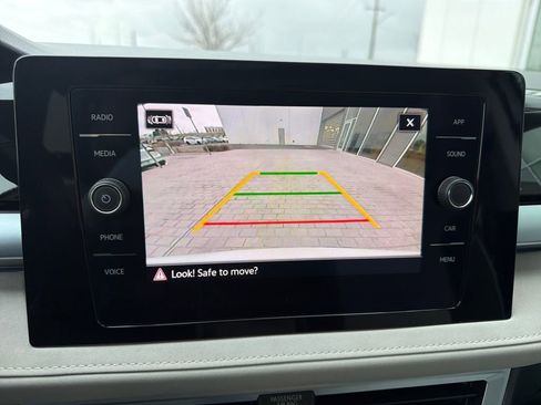 Certified 2025 Volkswagen Taos SE image 22