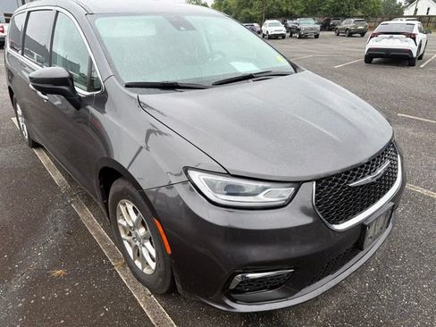 Used 2023 Chrysler Pacifica Touring-L FWD image 3