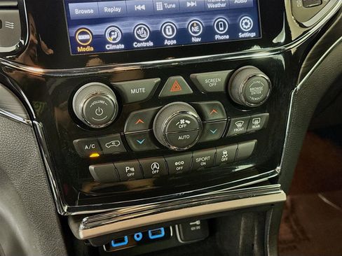 Used 2022 Jeep Grand Cherokee Limited image 19