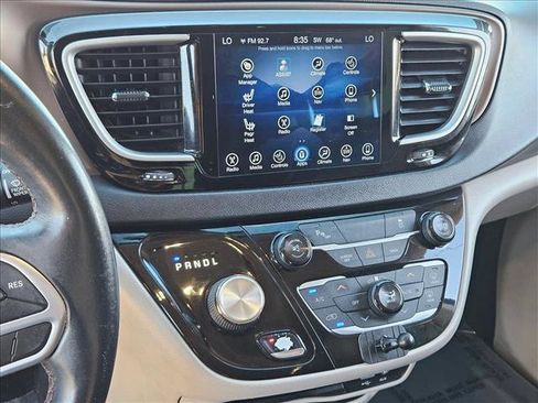 Used 2017 Chrysler Pacifica Touring-L image 14