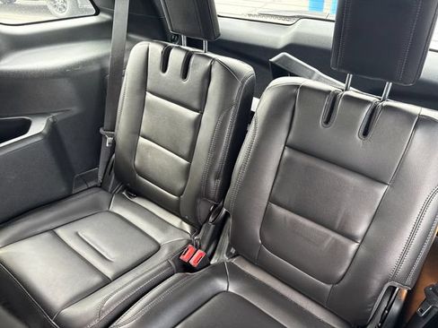 Used 2018 Ford Explorer XLT w/ Equipment Group 202A AWD/4WD image 12