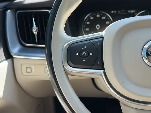 Used 2018 Volvo XC60 T5 Momentum w/ Convenience Package AWD/4WD image 16