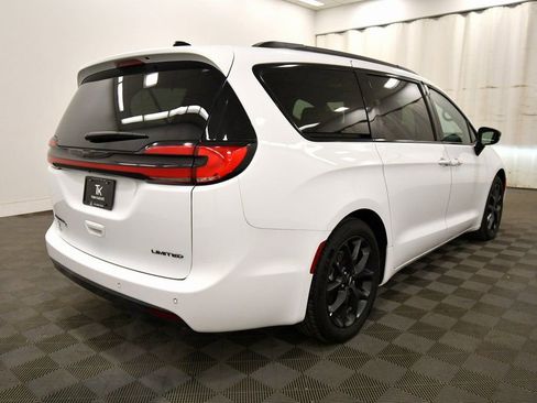 Used 2024 Chrysler Pacifica Limited w/ S Appearance Package image 8