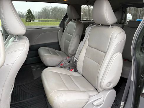 Used 2019 Toyota Sienna XLE FWD image 11
