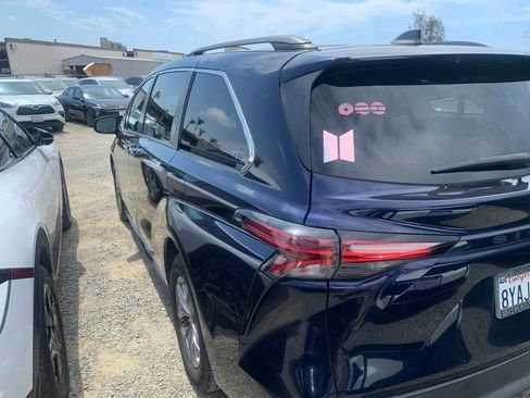 Used 2021 Toyota Sienna XLE w/ XLE Plus Package FWD image 8
