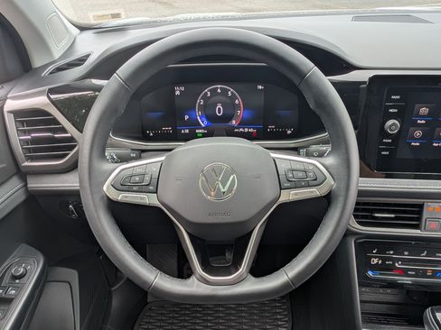 Used 2025 Volkswagen Taos SE FWD image 24