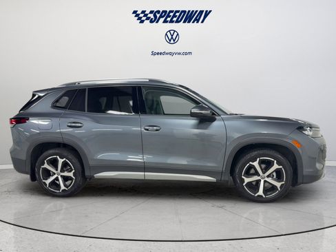 Certified 2025 Volkswagen Tiguan SE FWD image 4