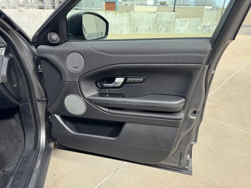 Used 2017 Land Rover Range Rover Evoque SE image 28