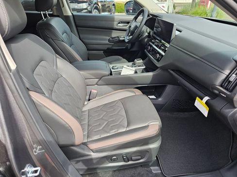 New 2026 Nissan Pathfinder Platinum w/ Accent Package AWD/4WD image 12