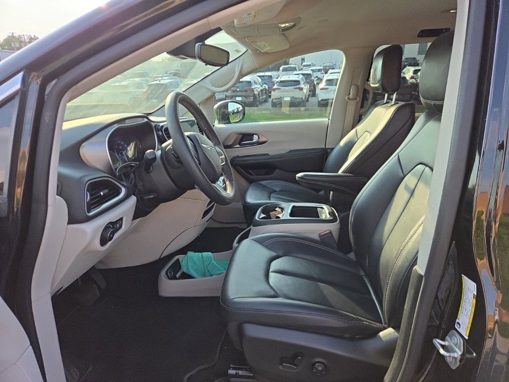 Used 2024 Chrysler Pacifica Touring-L FWD image 6