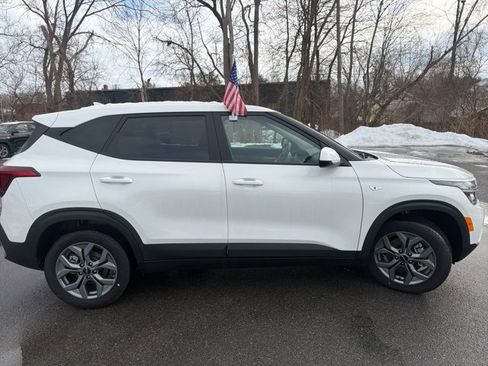 Certified 2025 Kia Seltos LX image 2