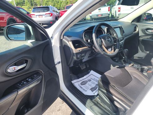 Used 2015 Jeep Cherokee Latitude w/ Cold Weather Group AWD/4WD image 17