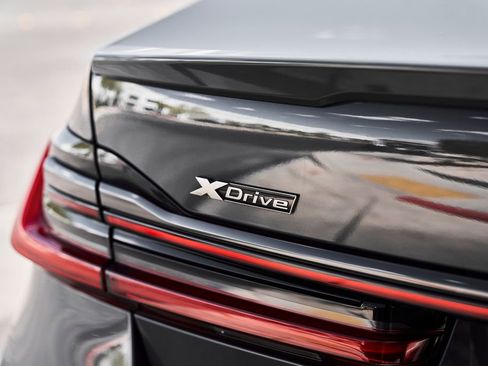 Used 2022 BMW M760i xDrive w/ Luxury Rear Seating Package AWD/4WD image 11