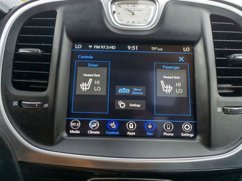 Used 2018 Chrysler 300 Touring L image 21