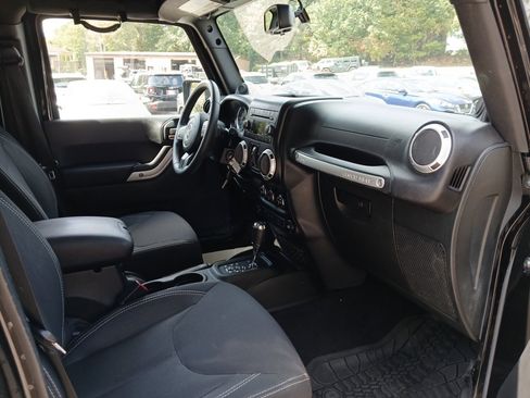 Used 2014 Jeep Wrangler Unlimited Rubicon image 16