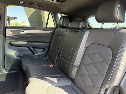 Used 2024 Volkswagen Atlas Cross Sport SE w/ Panoramic Sunroof Package FWD image 33