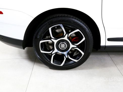 Used 2021 Rolls-Royce Cullinan Black Badge image 40