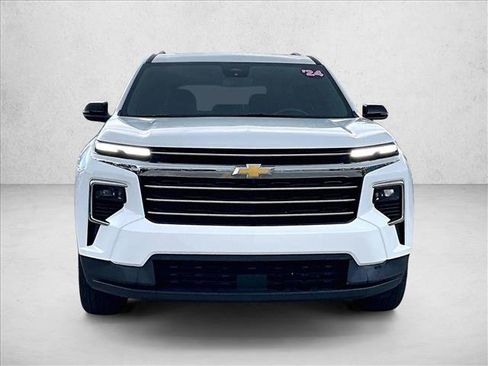 Used 2024 Chevrolet Traverse LT FWD image 3