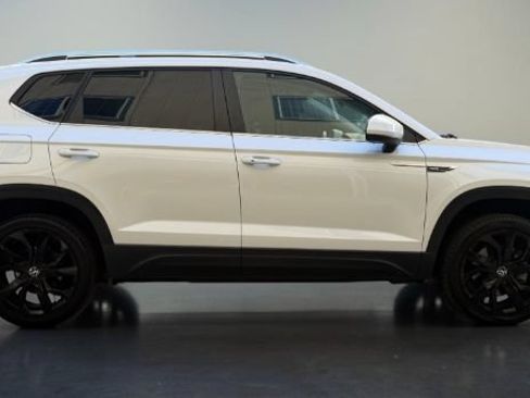 Used 2022 Volkswagen Taos SE w/ Panoramic Sunroof Package FWD image 7