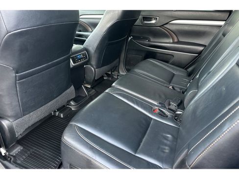 Used 2017 Toyota Highlander XLE image 14