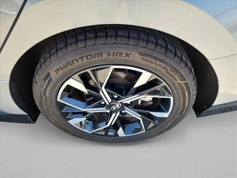 Used 2025 Hyundai Sonata SEL FWD image 12