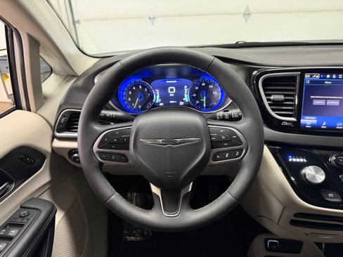 Used 2024 Chrysler Pacifica Touring-L FWD image 17