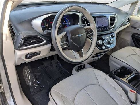 Used 2017 Chrysler Pacifica Platinum FWD image 10