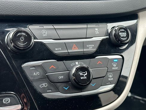 Used 2023 Chrysler Voyager LX image 18