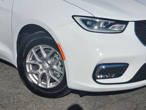 New 2026 Chrysler Pacifica Select FWD image 6