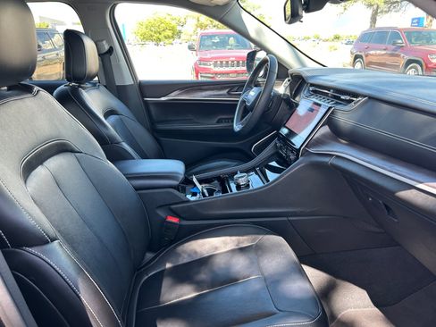 Used 2023 Jeep Grand Cherokee Limited w/ Black Appearance Package AWD/4WD image 19