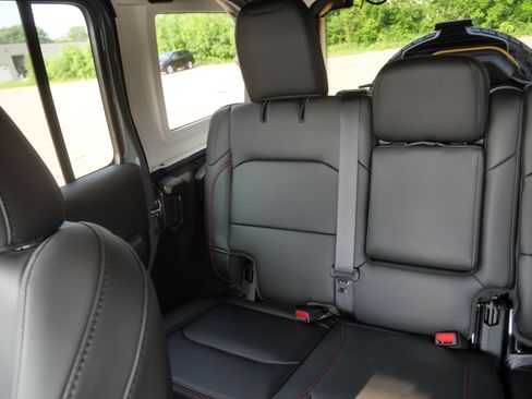 Used 2025 Jeep Wrangler Unlimited Rubicon AWD/4WD image 12