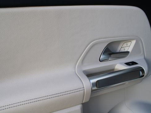 Used 2025 Mercedes-Benz GLB 250 4MATIC image 25