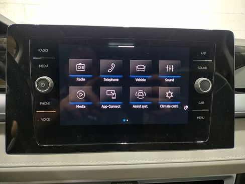 New 2025 Volkswagen Taos SE image 28