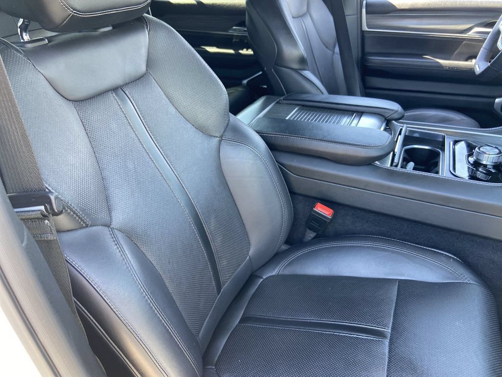 Used 2024 Jeep Wagoneer Series II w/ Flexible Seating Group RWD image 24