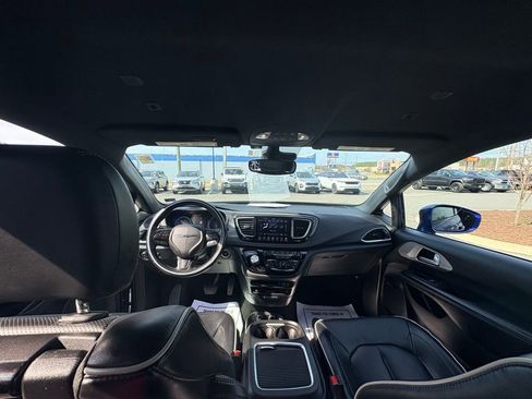 Used 2018 Chrysler Pacifica Limited FWD image 37