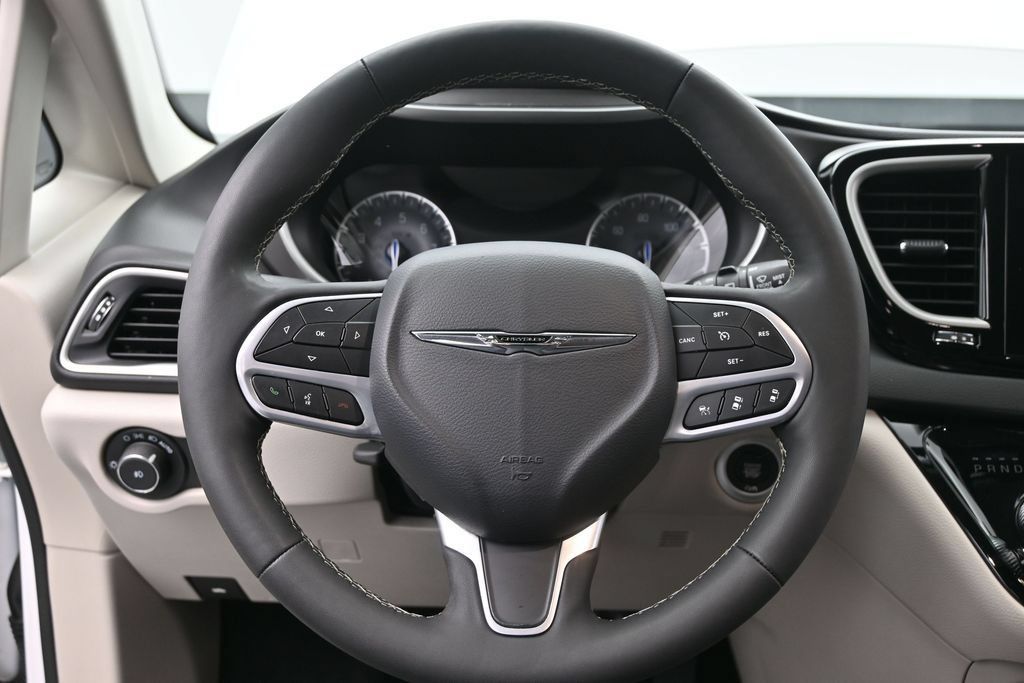Used 2024 Chrysler Pacifica Touring-L FWD image 31