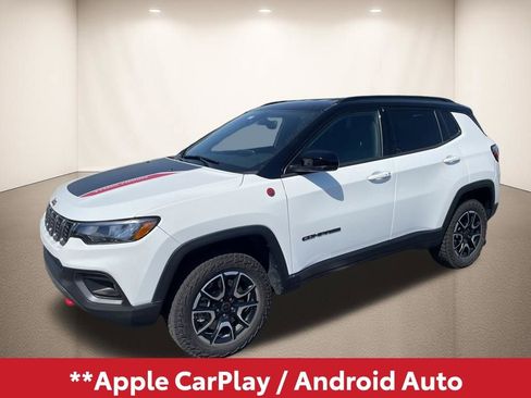 Used 2025 Jeep Compass Trailhawk image 3